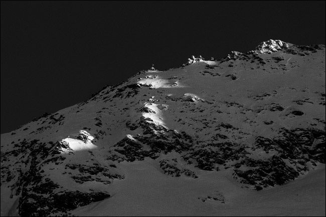 Горный пейзаж с выраженными тонами и текстурами