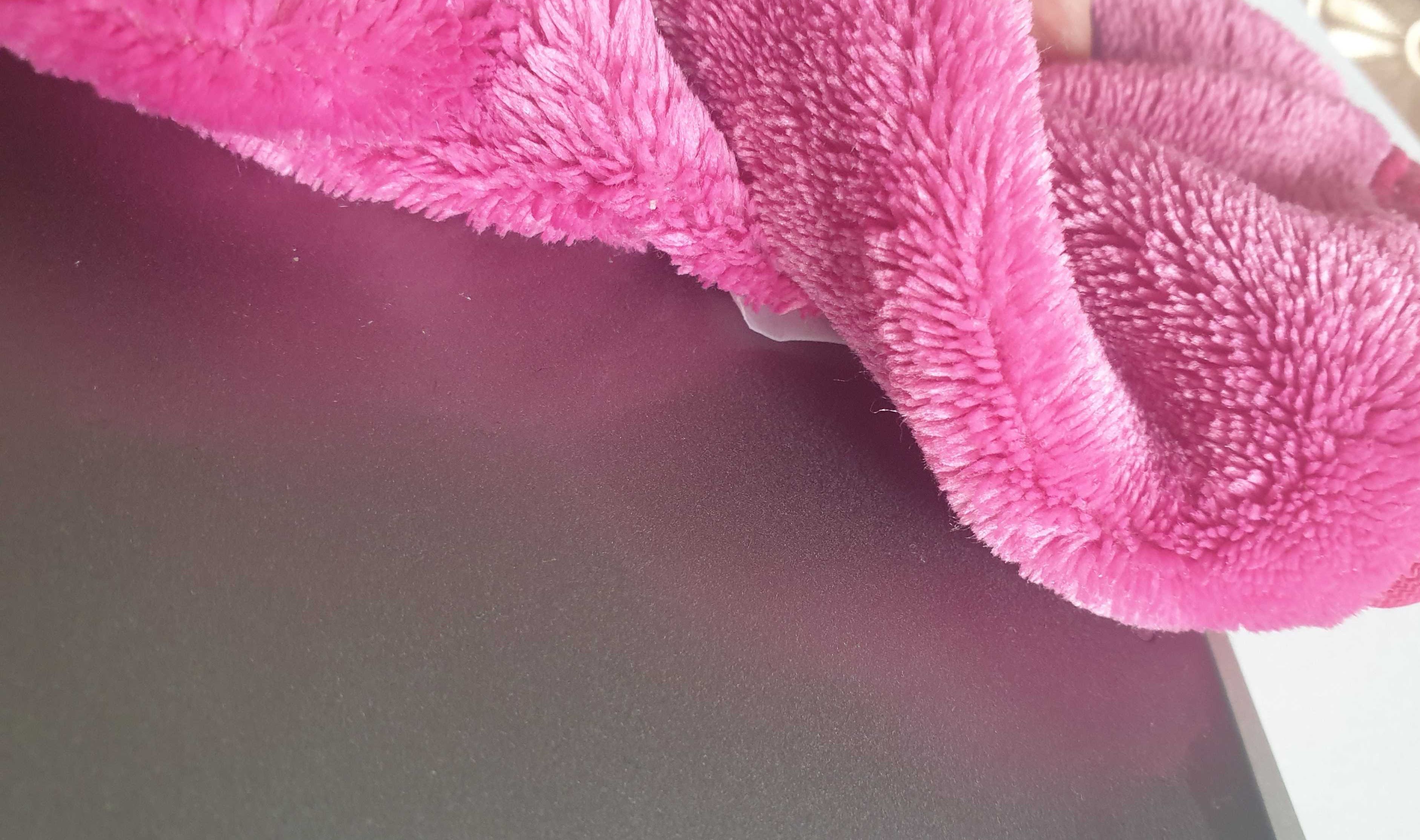 ткань прижата к крышке ноутбука