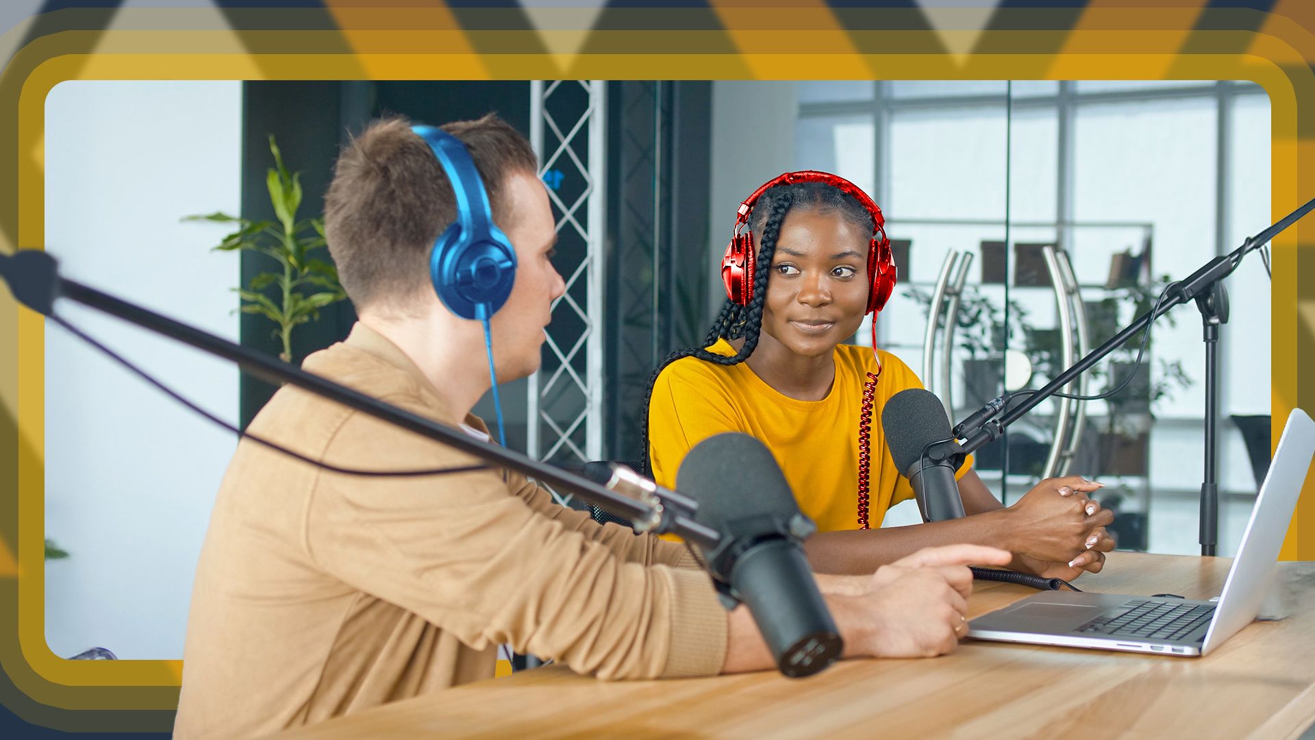 Два человека в наушниках ведут подкаст.