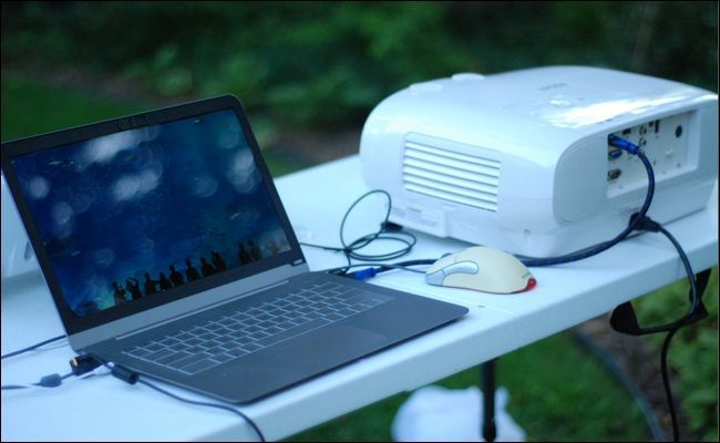 Портативная мощная Bluetooth-колонка на столе