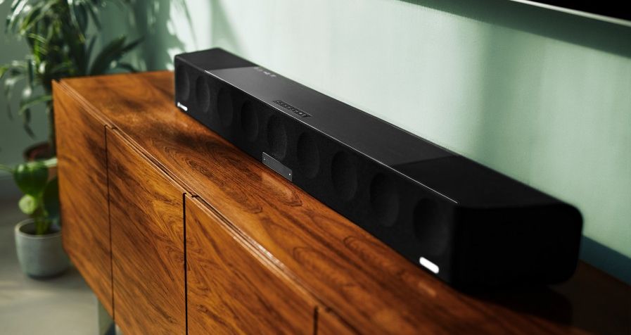 Саундбар на столе