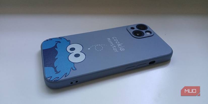 iPhone на белом столе