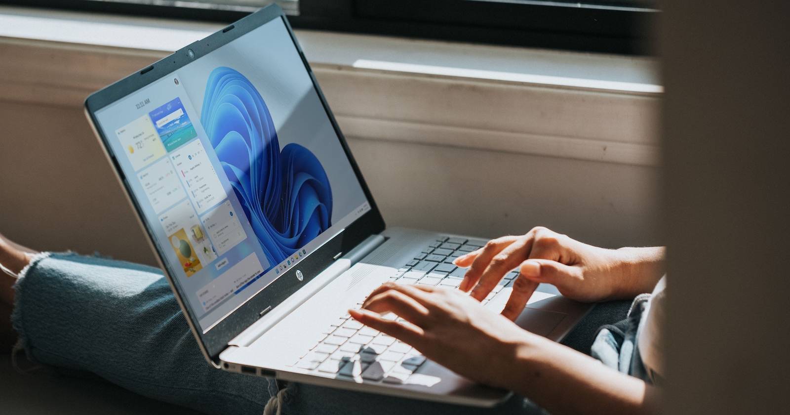 Человек использует ноутбук с Windows