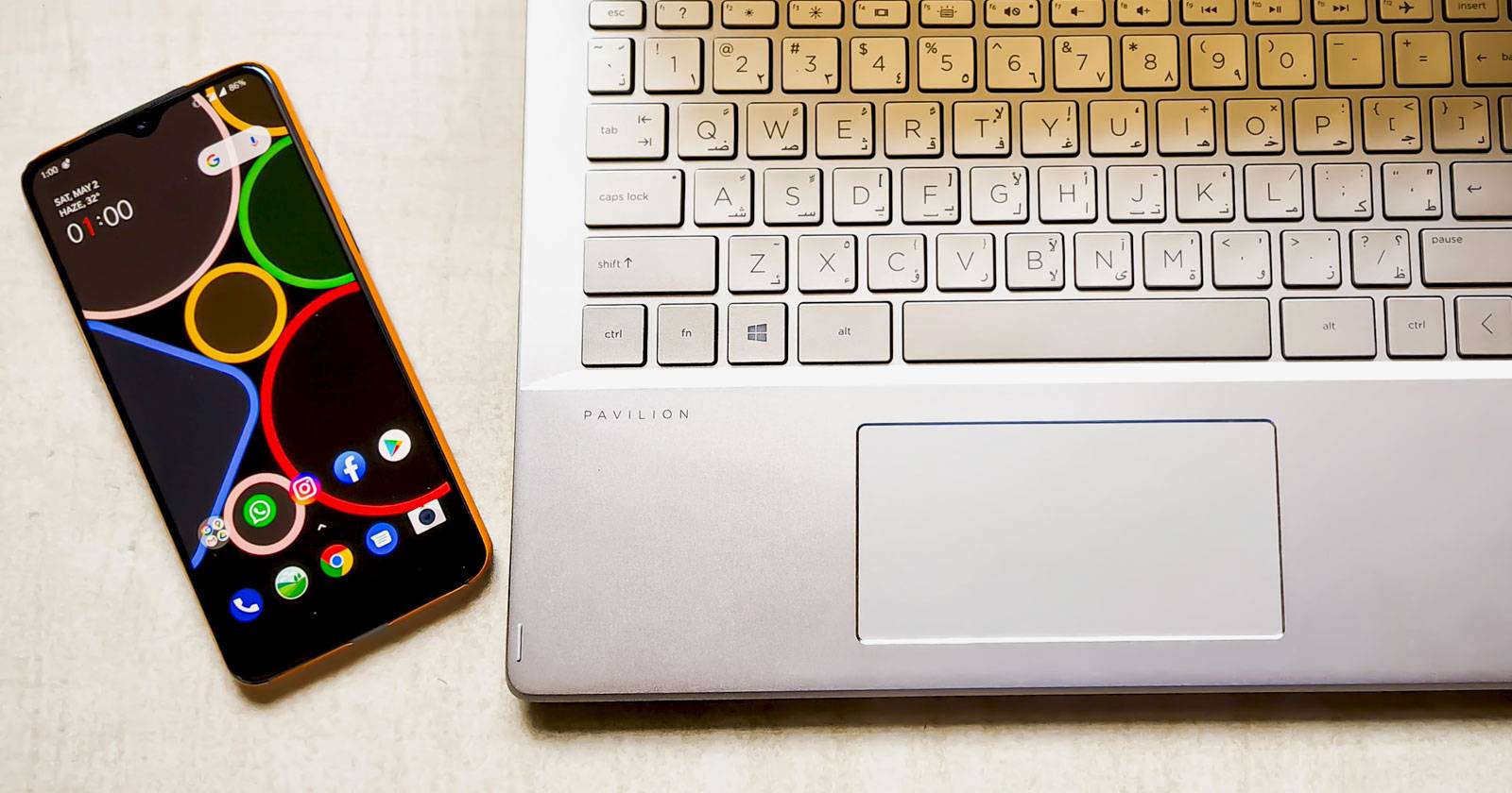 Смартфон Android рядом с компьютером Mac и ПК, показывающий процесс создания скриншота