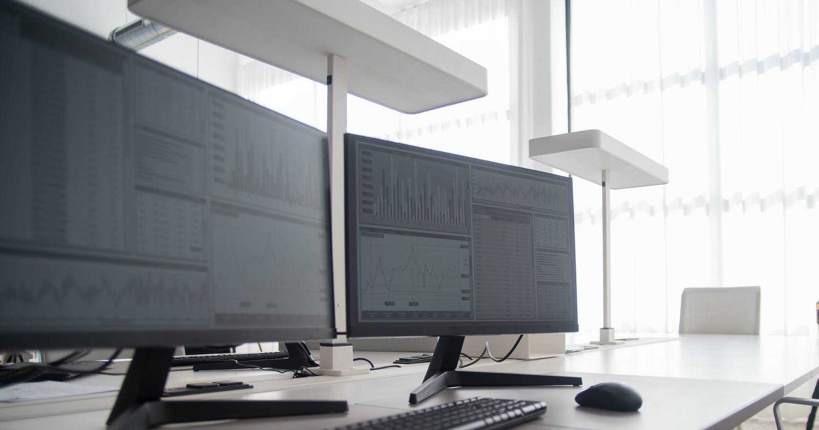 Экран компьютера с графиками и метриками мониторинга