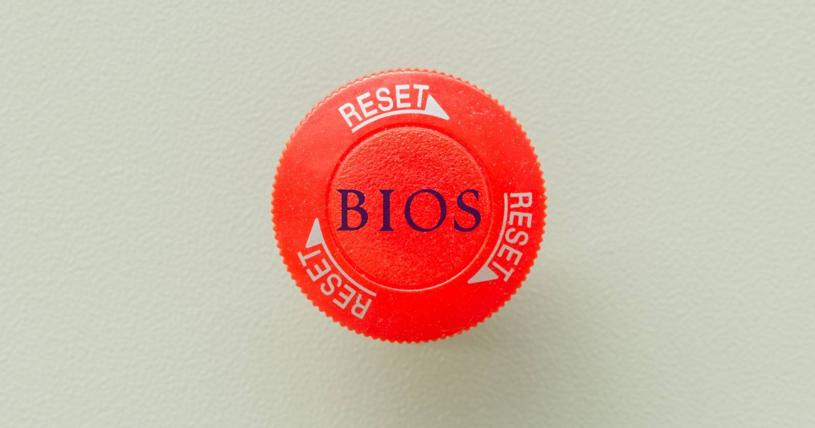 Открытая системная плата компьютера и экран BIOS