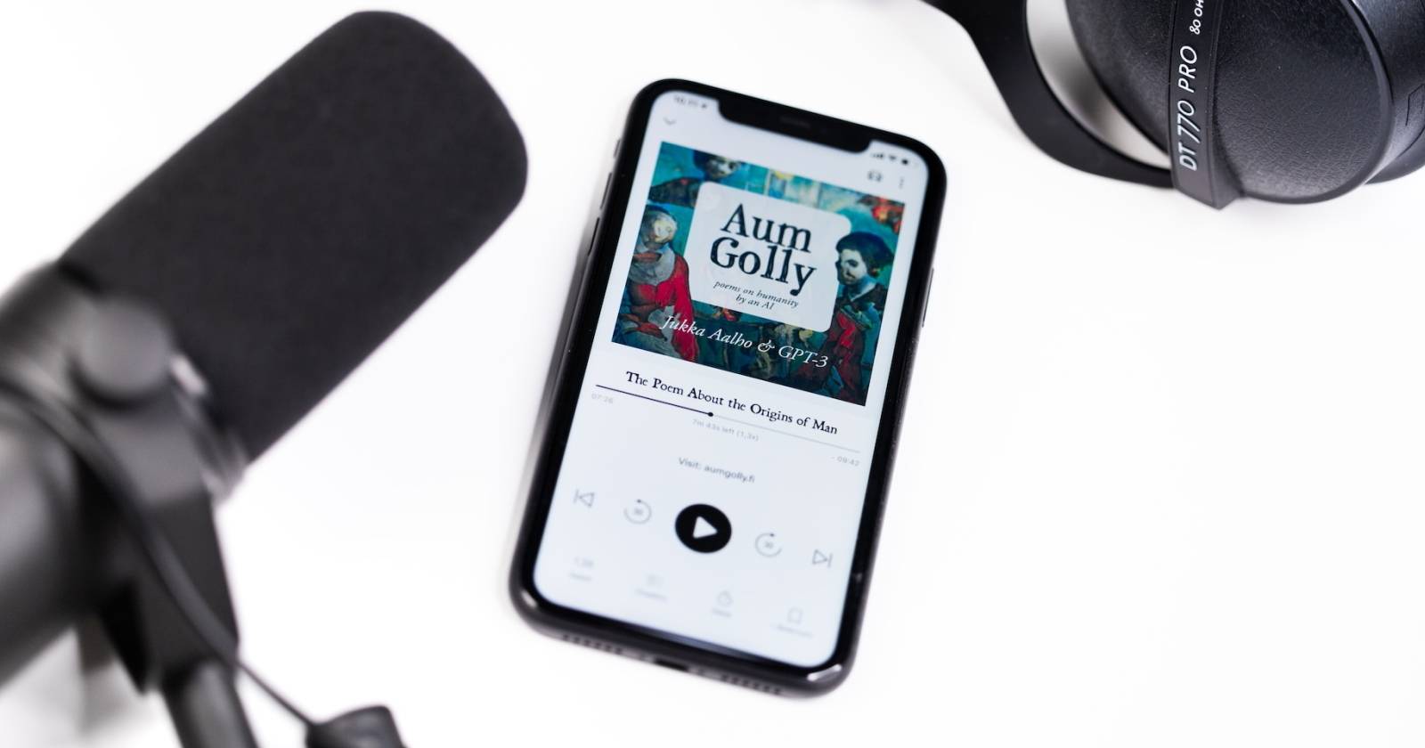 Shure SM7B next to iPhone
