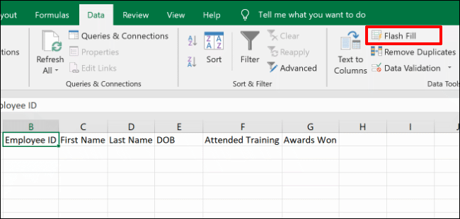 Выберите ячейку заголовка колонки, затем Данные > Flash Fill