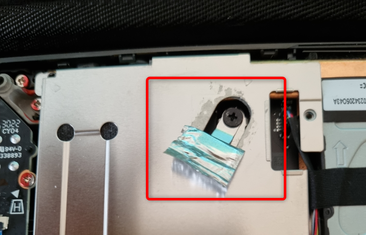 Поднимите фольгу только настолько, чтобы открутить винт