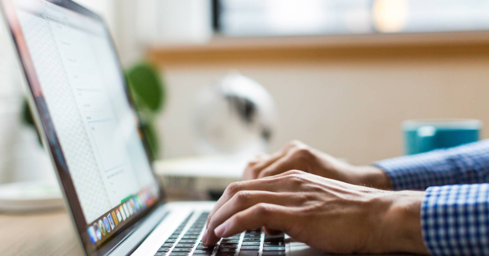 Руки печатают на клавиатуре ноутбука