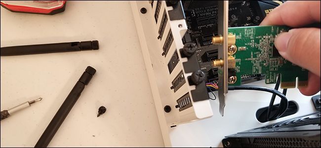 Крупный план подключения антенн к плате Wi‑Fi в задней панели