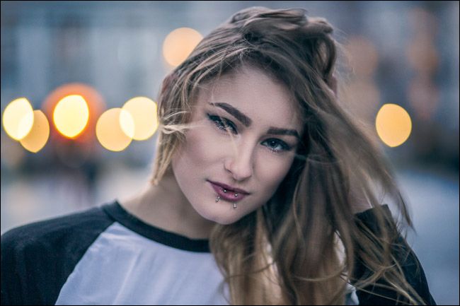 портрет с размытым фоном и выделенной моделью