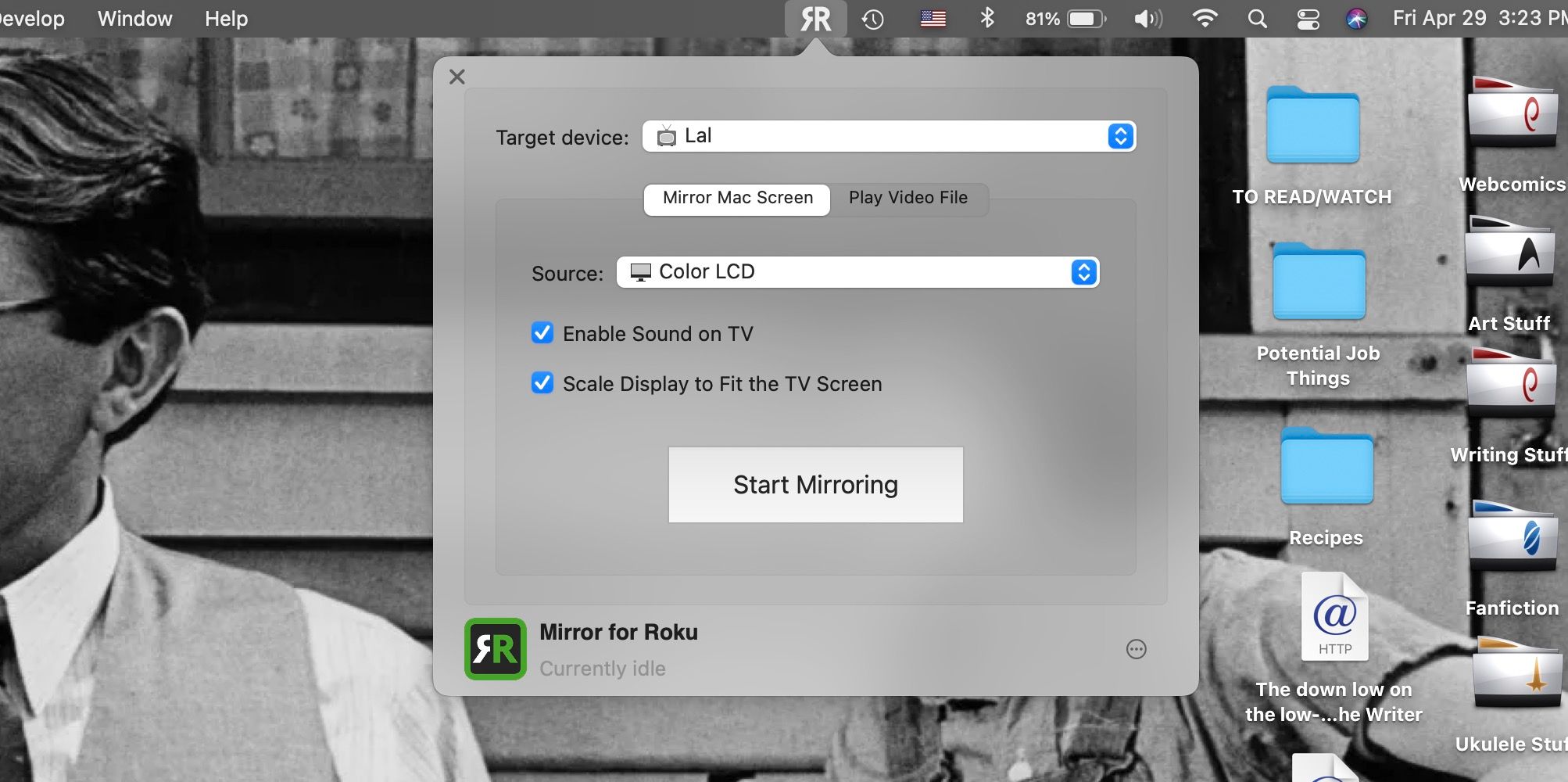 Приложение Mirror for Roku открыто на MacBook