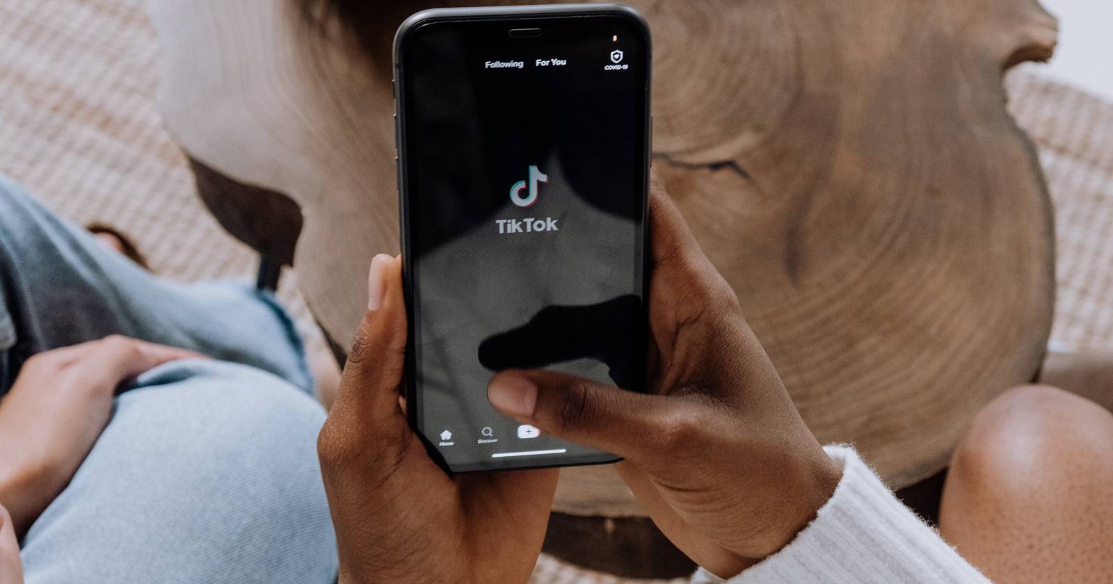 Экран смартфона с открытым приложением TikTok