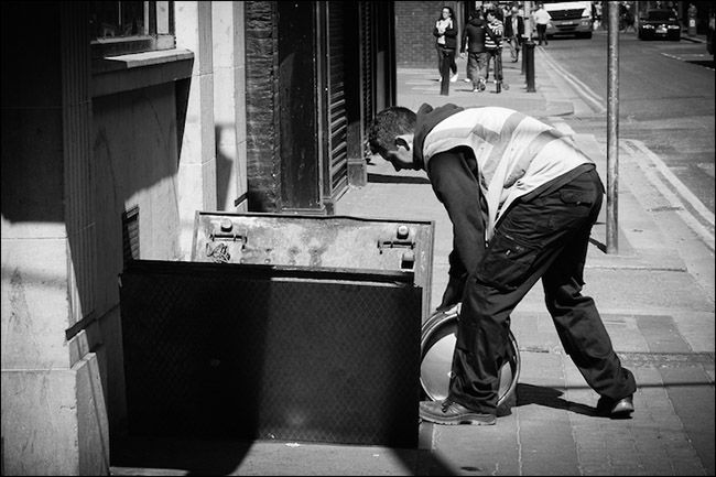 Человек с пивом в руках на улице, уличная сцена