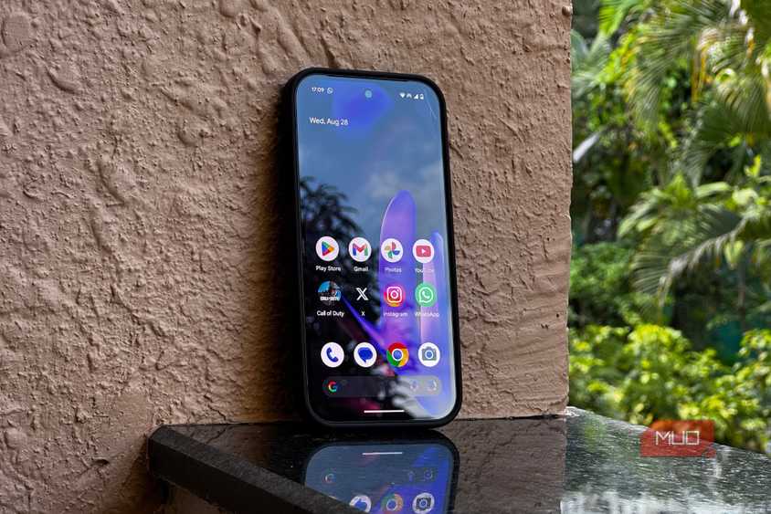 Google Pixel 9, опёртый о стену, экран устройства