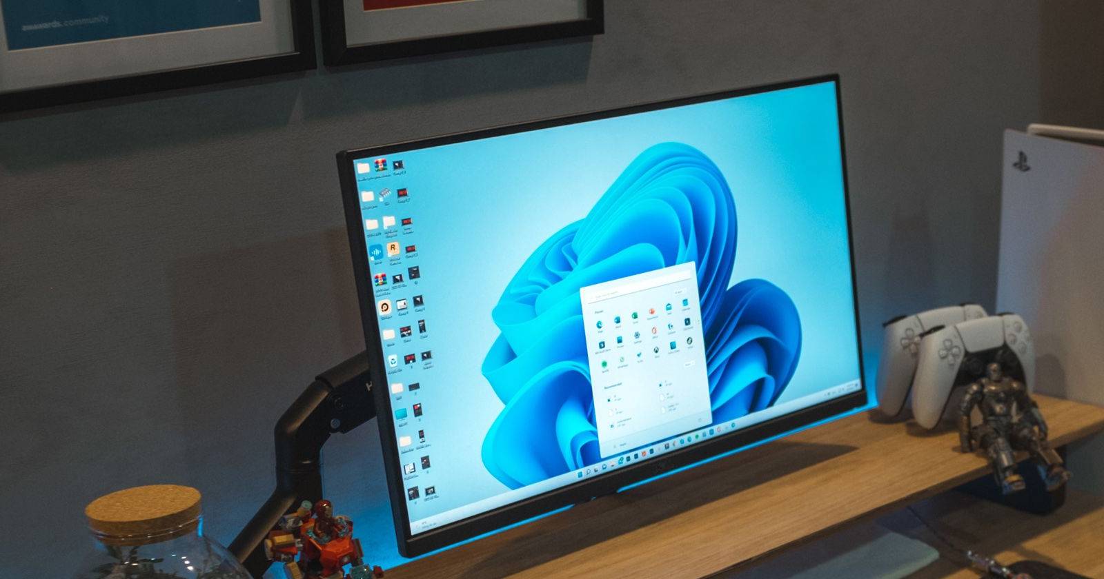 ПК с Windows 11 на столе