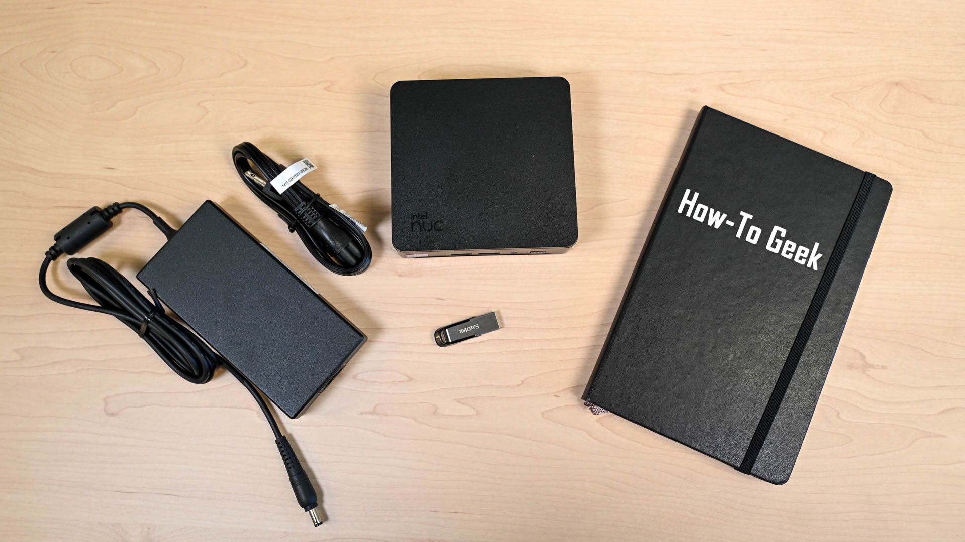 Intel NUC 13 Pro с подключённым кабелем питания, вид сбоку
