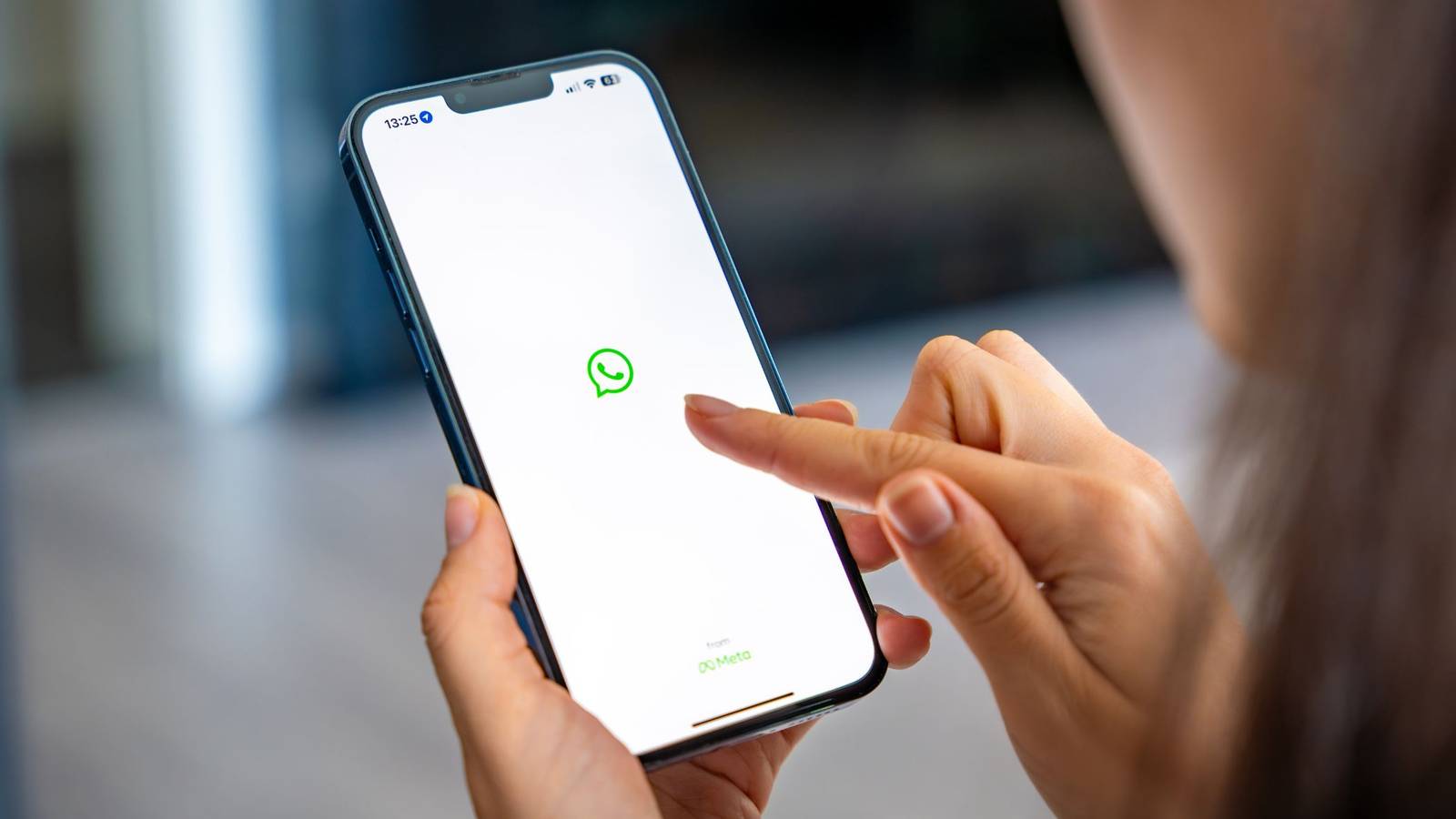 человек использует WhatsApp на смартфоне