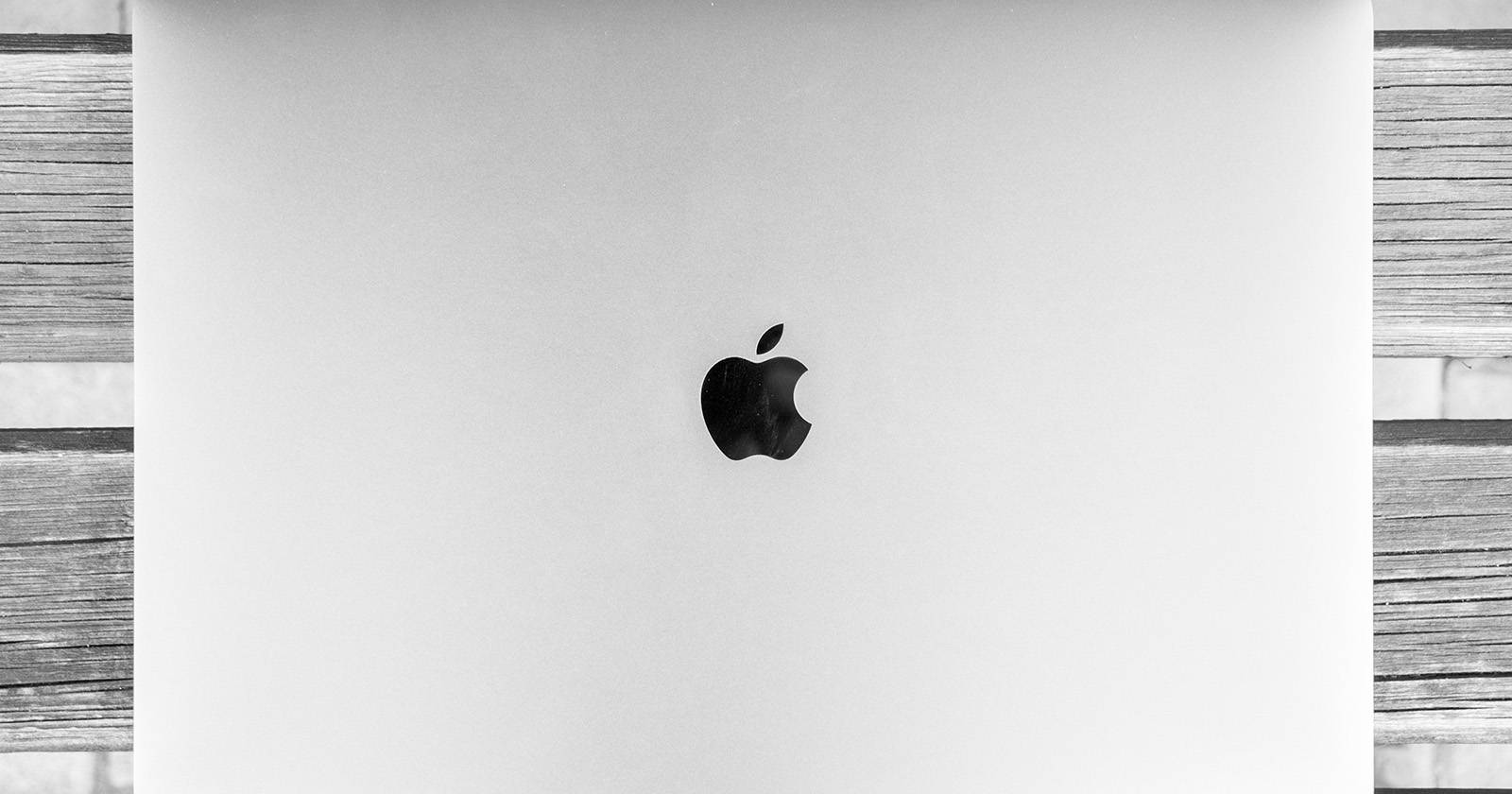 Закрытый MacBook на столе