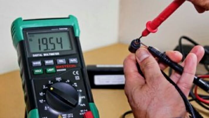 Проверка выходного напряжения адаптера мультиметром