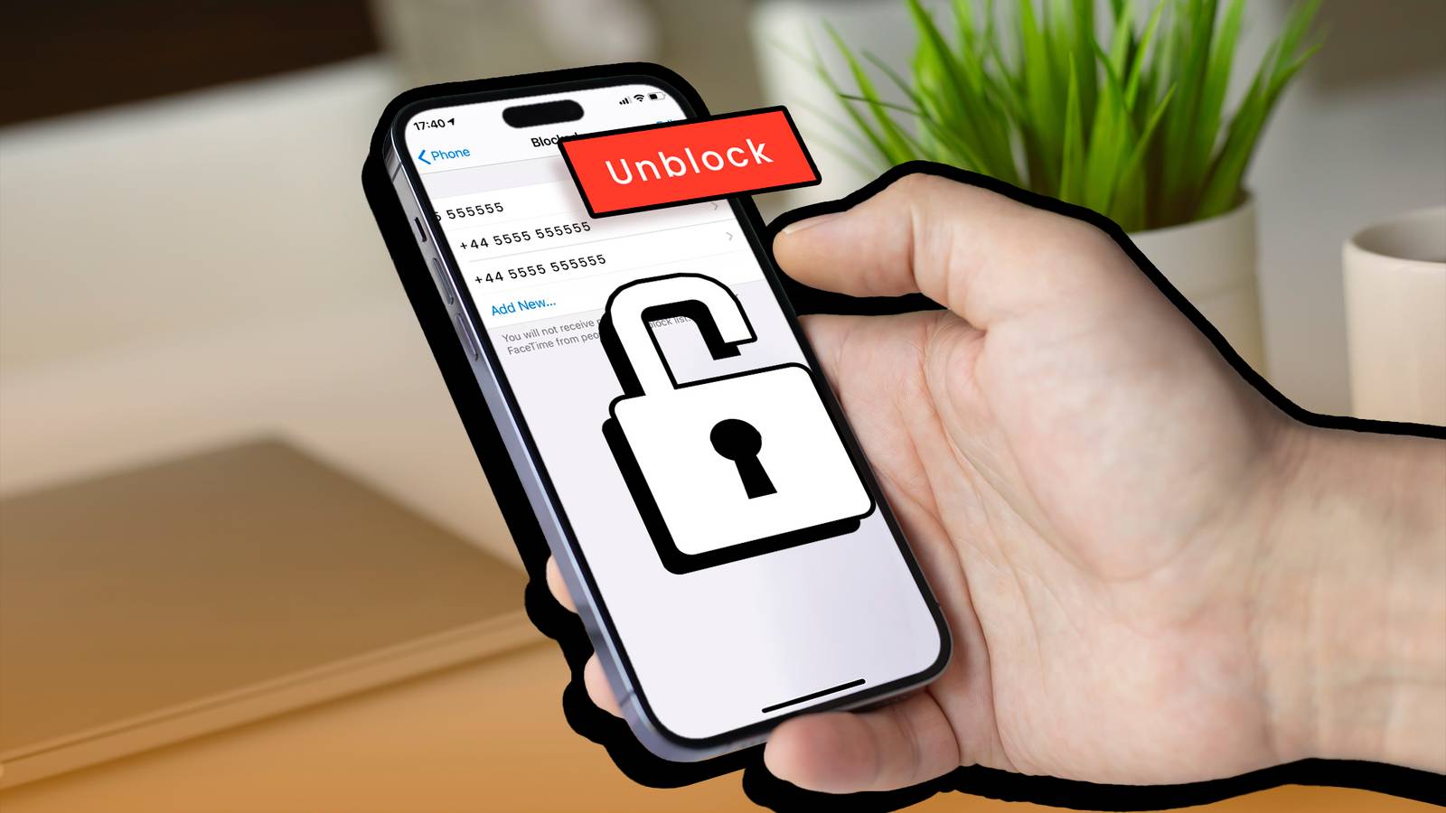 Рука держит iPhone, на экране показан процесс разблокировки номера с иконкой открытого замка в центре.