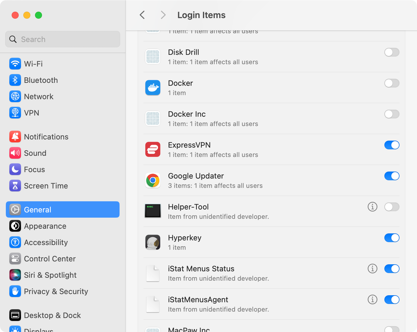 Список фоновых процессов в разделе Пункты входа настроек macOS