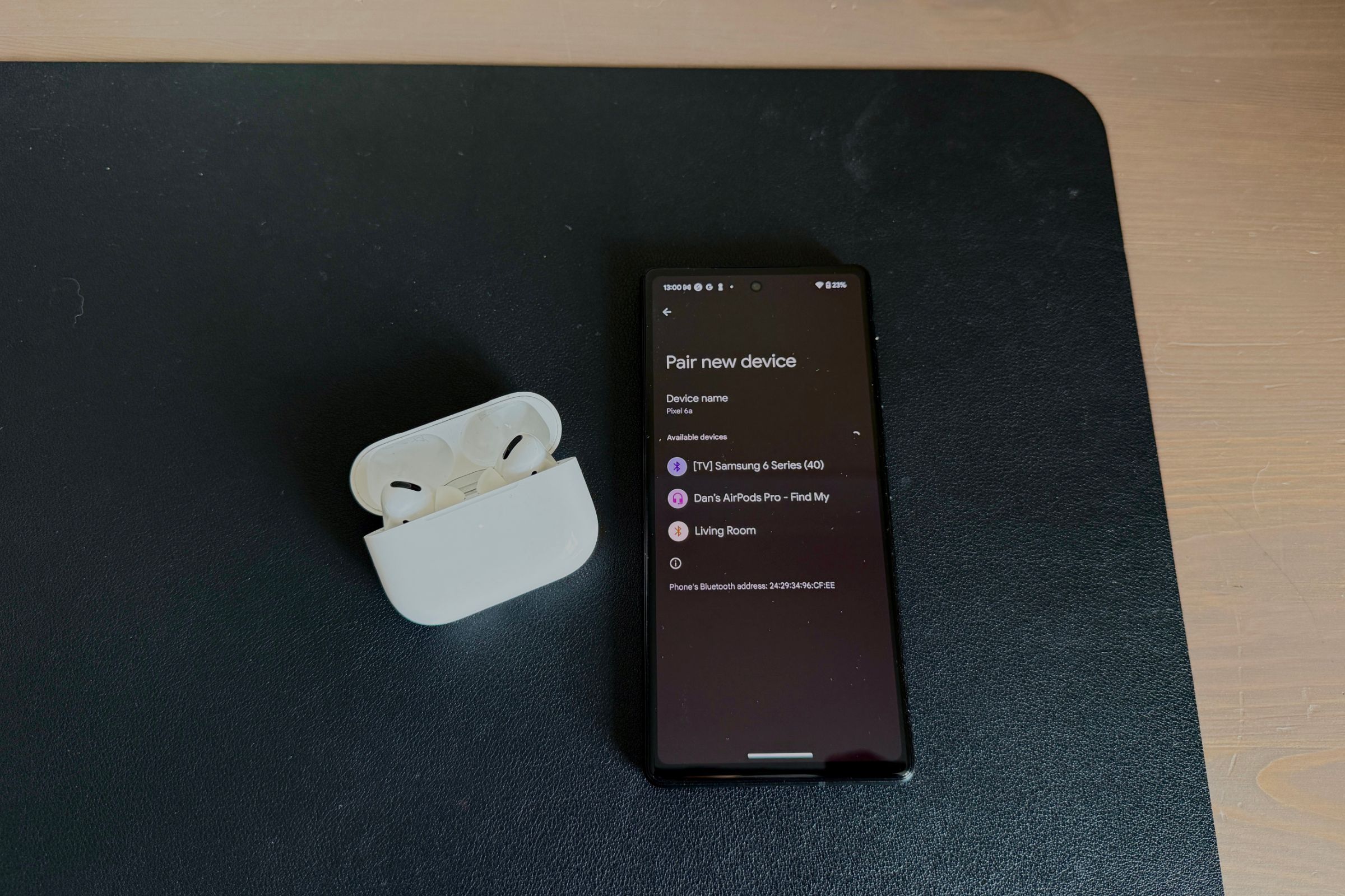 Google Pixel рядом с AirPods Pro в режиме сопряжения.