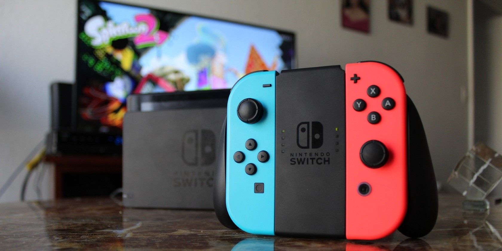 Консоль Nintendo Switch и док, вид с боку