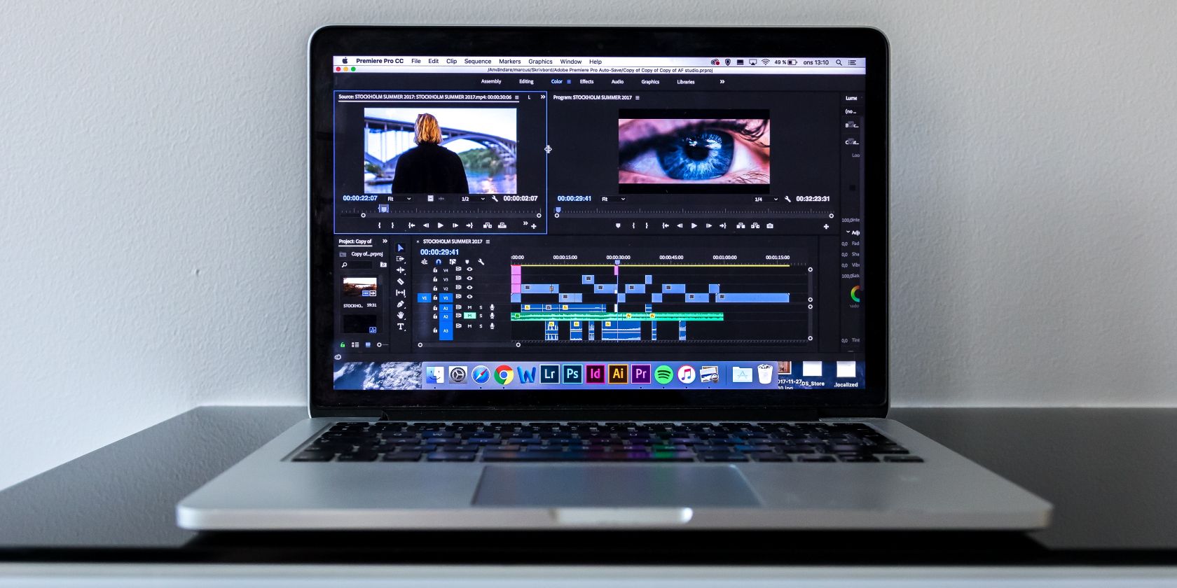 интерфейс Premiere Pro на компьютере