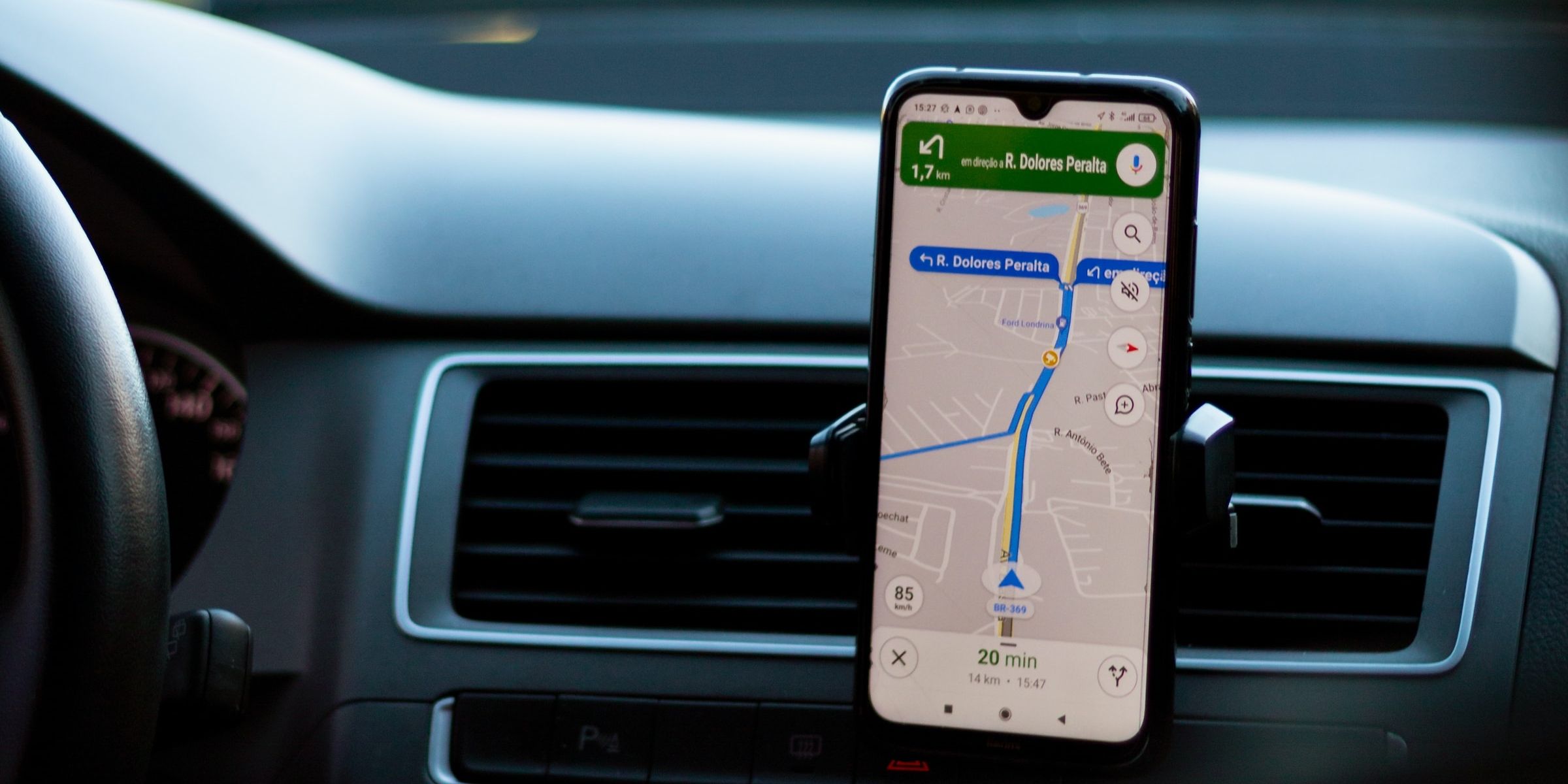 Android‑телефон в автомобильном креплении, открыт Google Maps
