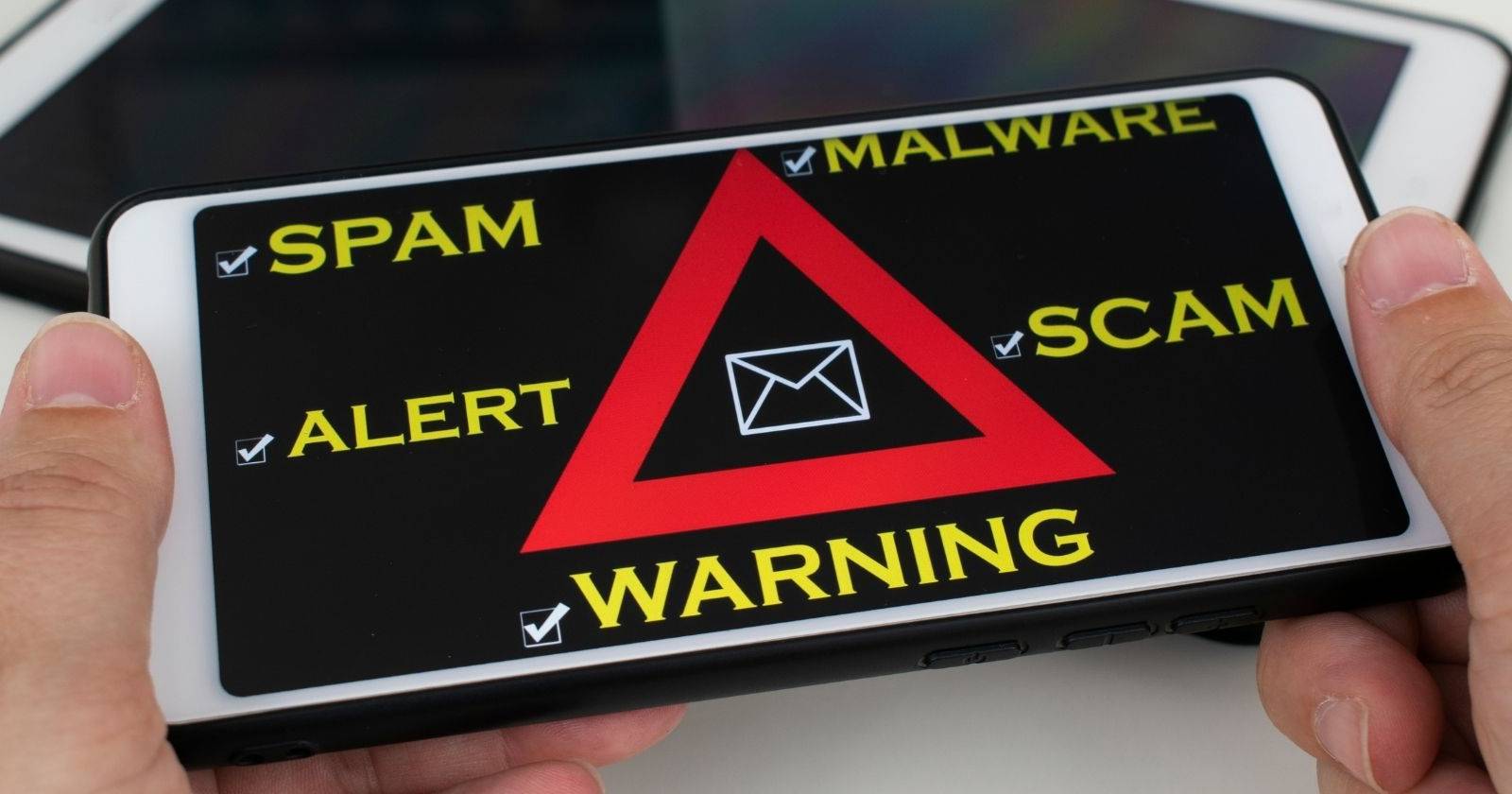 iPhone с экраном спам-сообщений