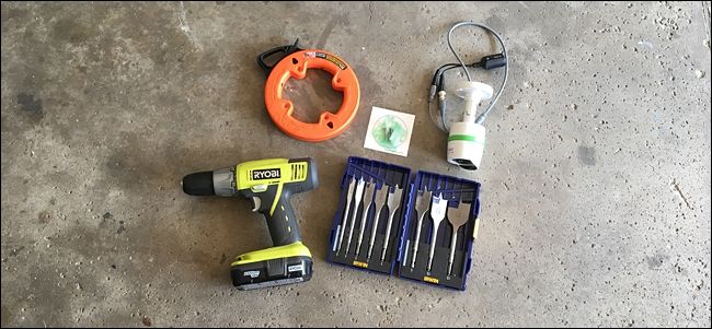 Панель DVR и подключённые кабели на задней стороне устройства