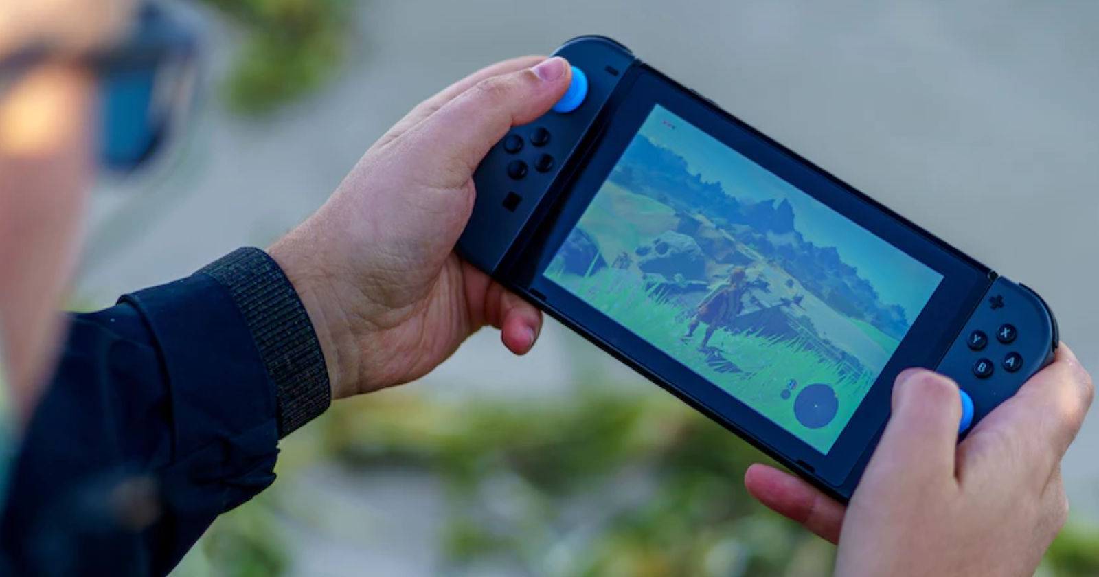 Человек играет на Nintendo Switch