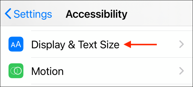 Нажмите «Экран и размер текста» в разделе Универсальный доступ