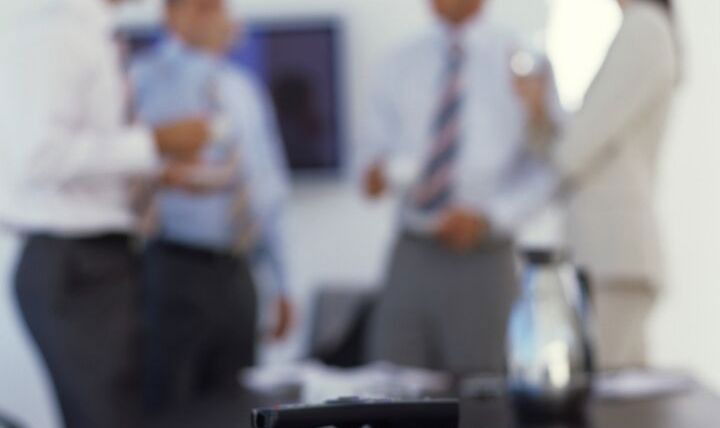 Презентация на экране, проецируемая с телефона