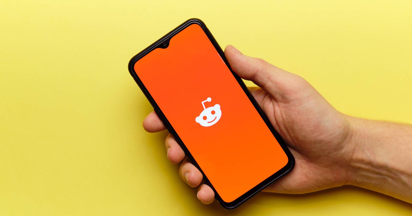 Логотип Reddit на экране телефона
