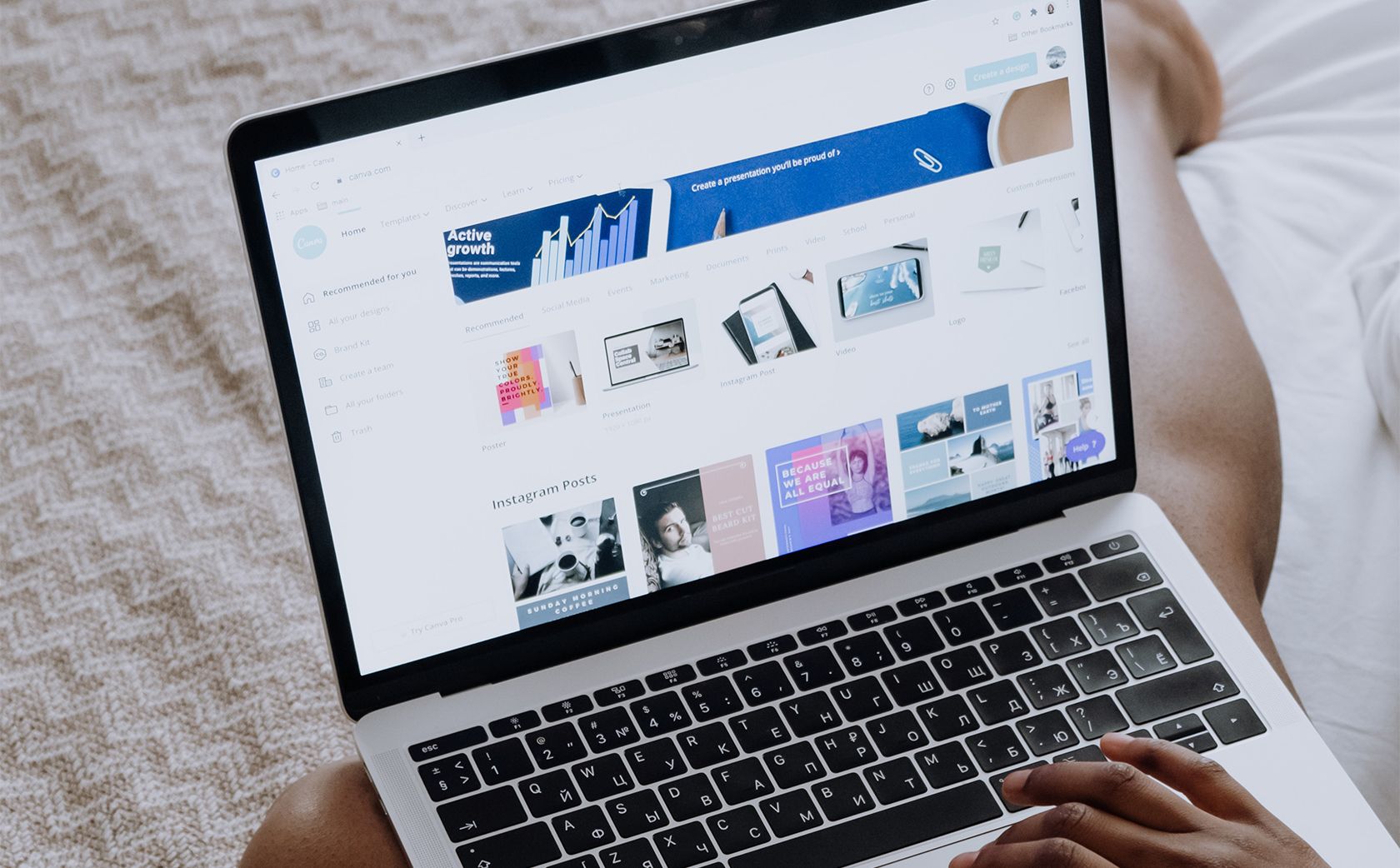Canva on a laptop screen. Canva на экране ноутбука