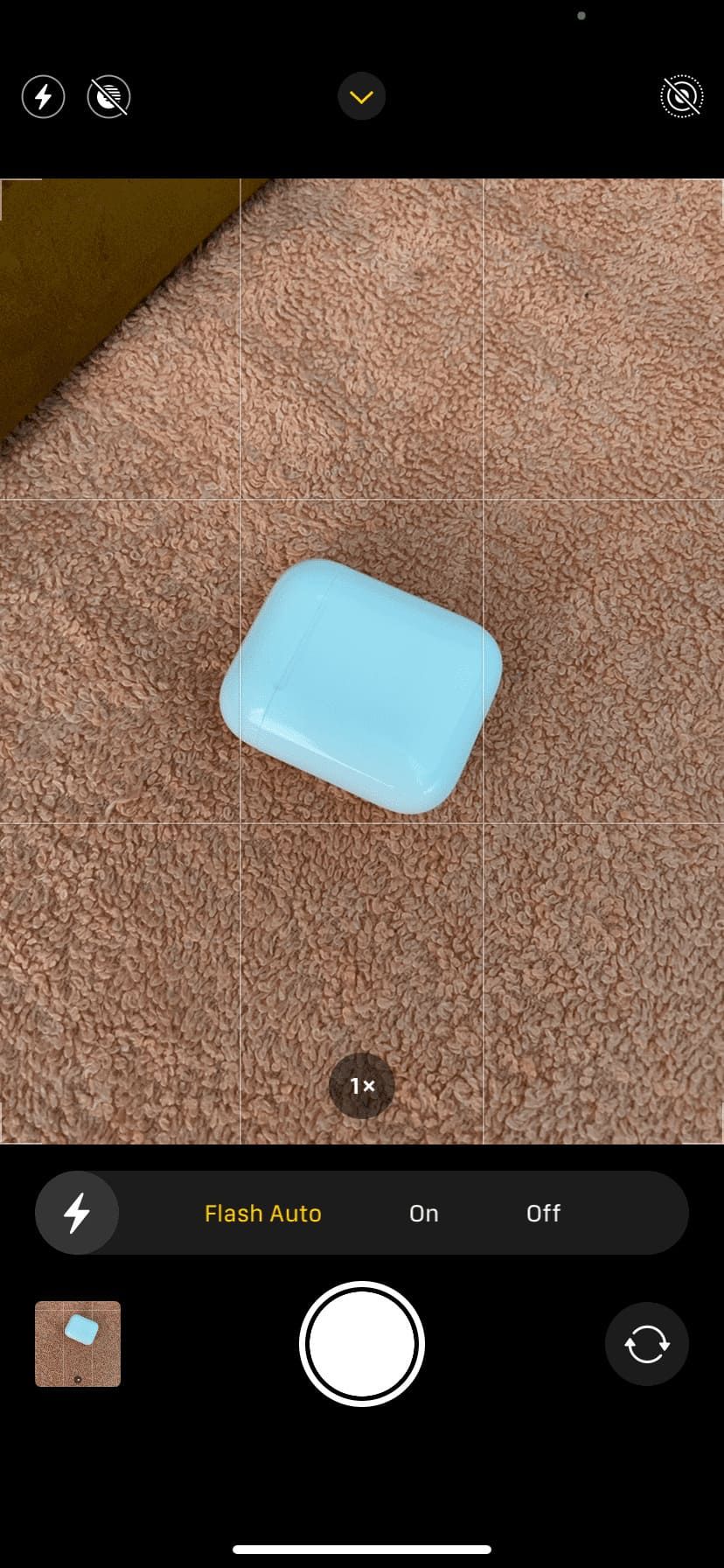 Выберите Вкл., чтобы включить вспышку камеры iPhone