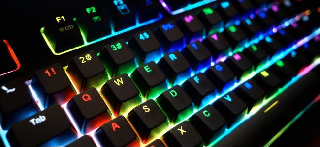 Клавиатура с RGB-подсветкой на столе