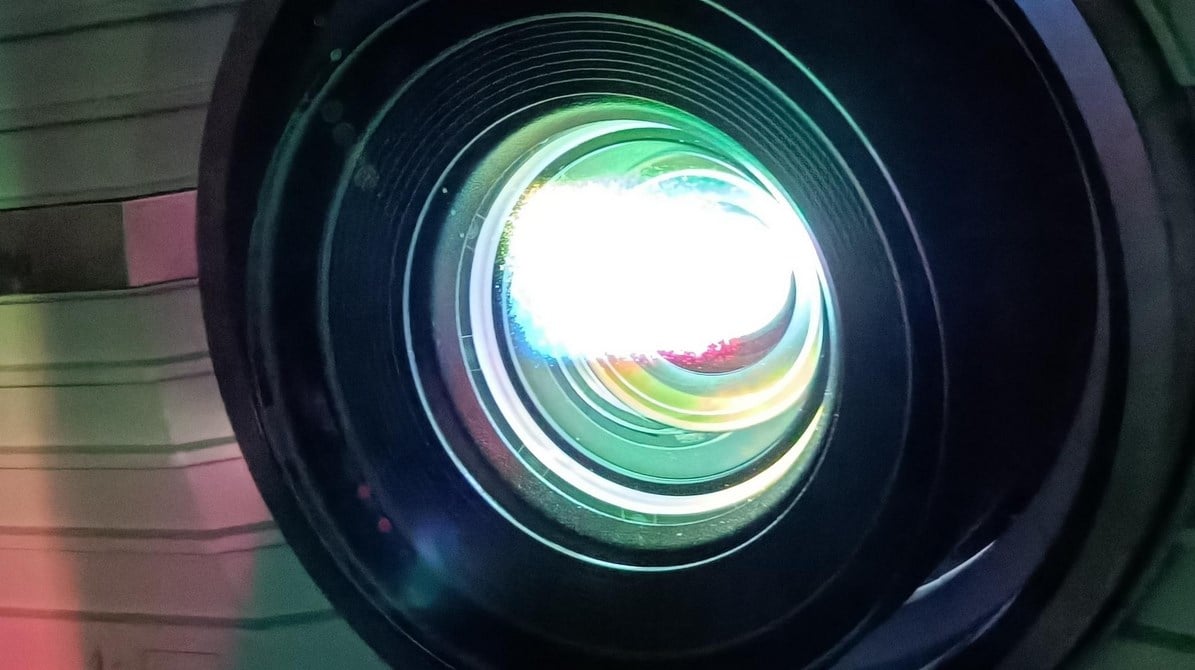 Кольцо фокусировки на объективе проектора