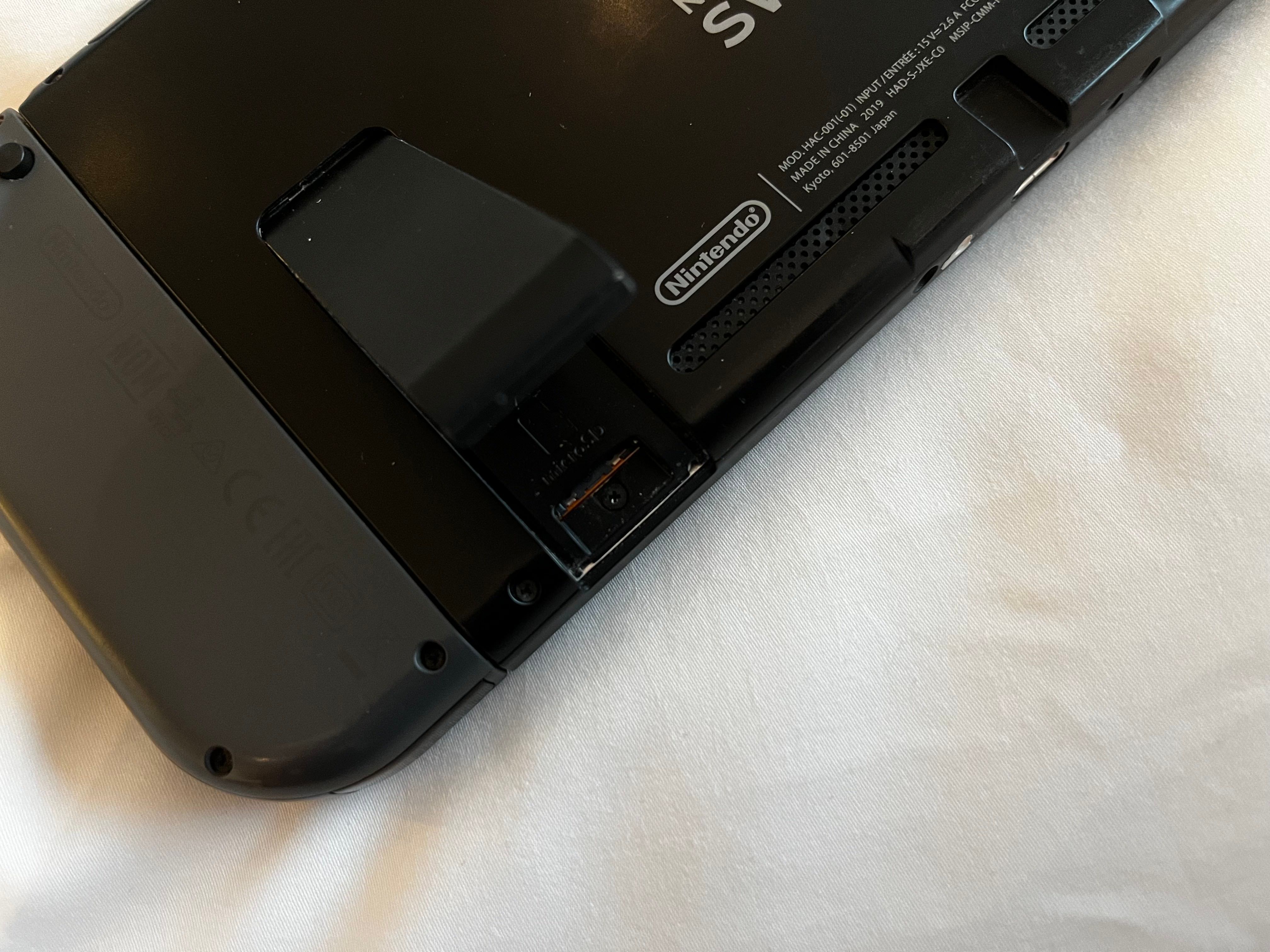 Откидывание подставки на задней панели Nintendo Switch