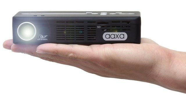 持ち運びと実使用イメージ、バッグから取り出したピコプロジェクター