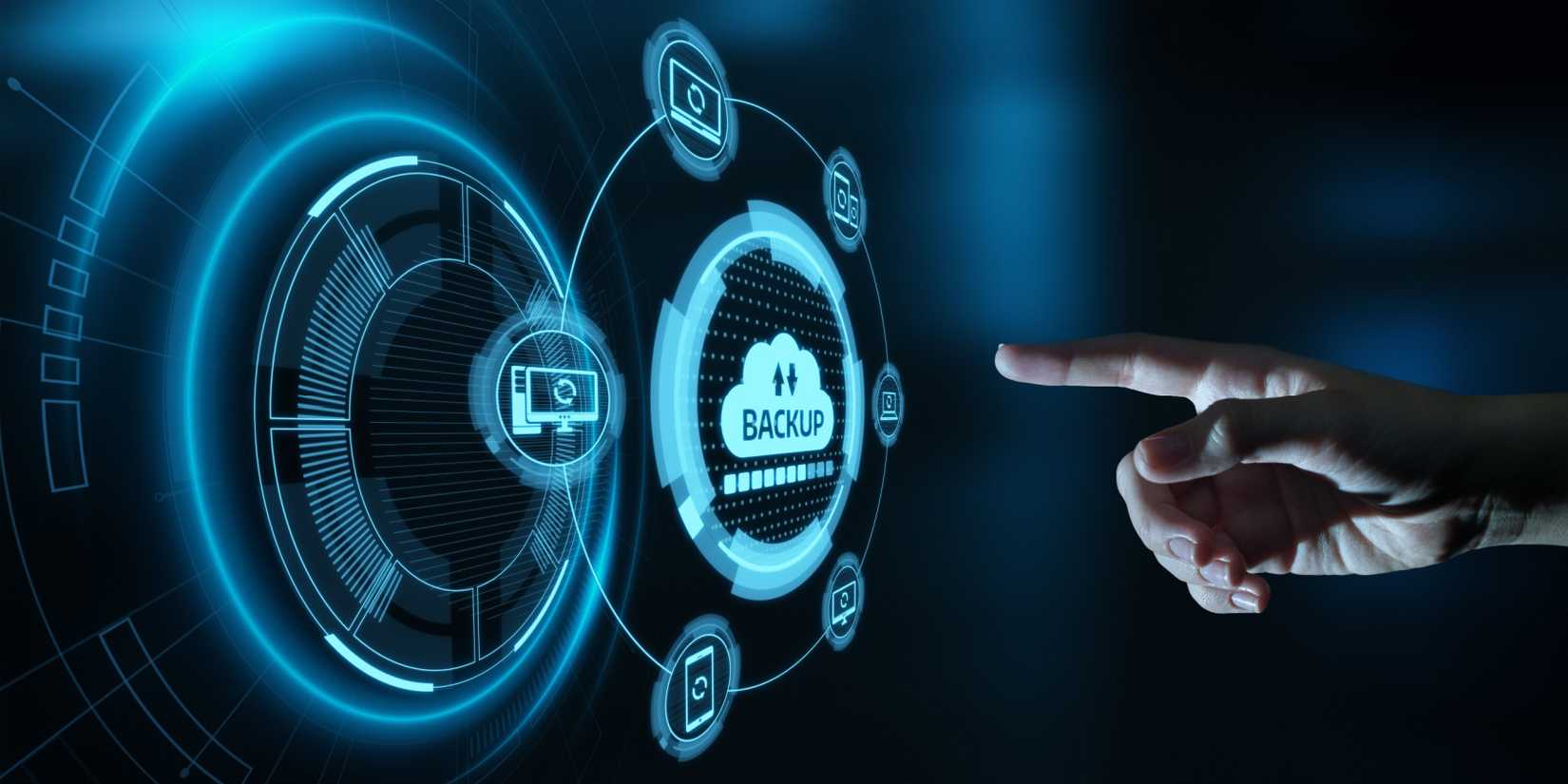 Палец указывает на иконки, связанные с резервным копированием данных