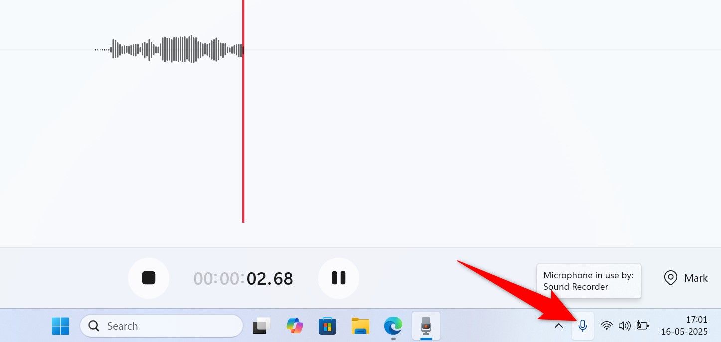 Значок микрофона выделен в системном трее Windows 11.