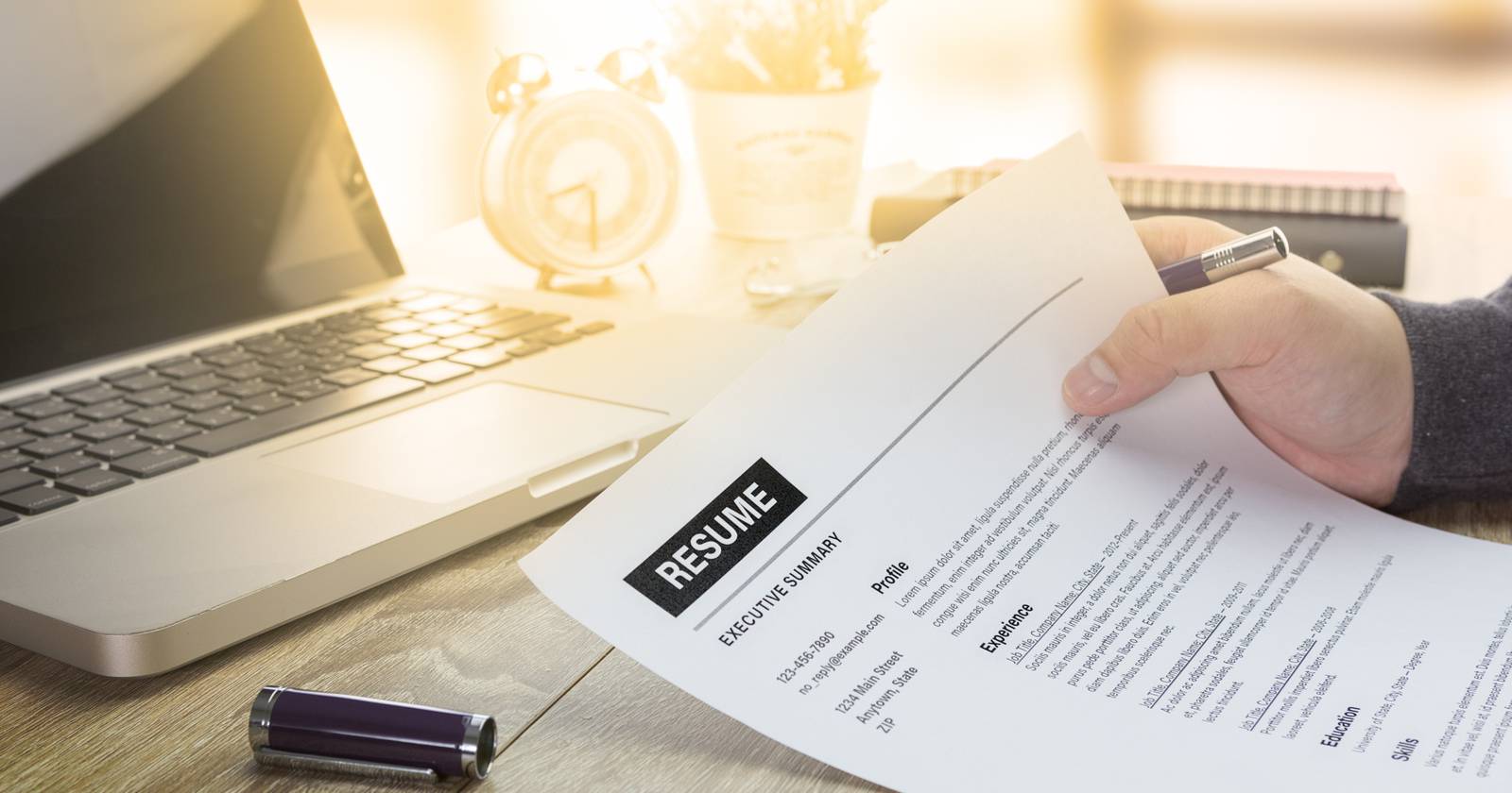 Поиск работы: менеджер просматривает вакансии на ноутбуке