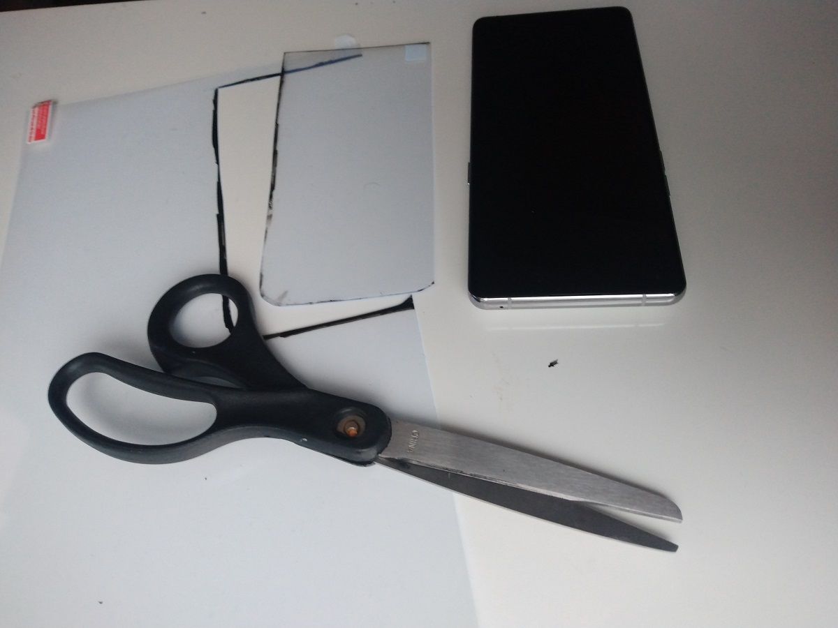 Вырезание самодельной защитной плёнки из листа