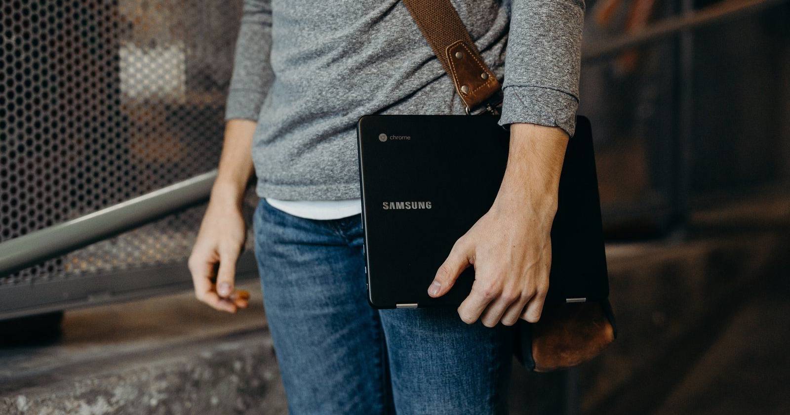 Мужчина с Chromebook, демонстрирующий устройство и его камеру