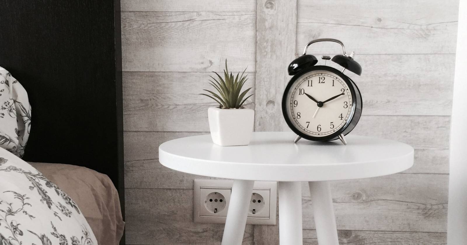 Настольный будильник на столе