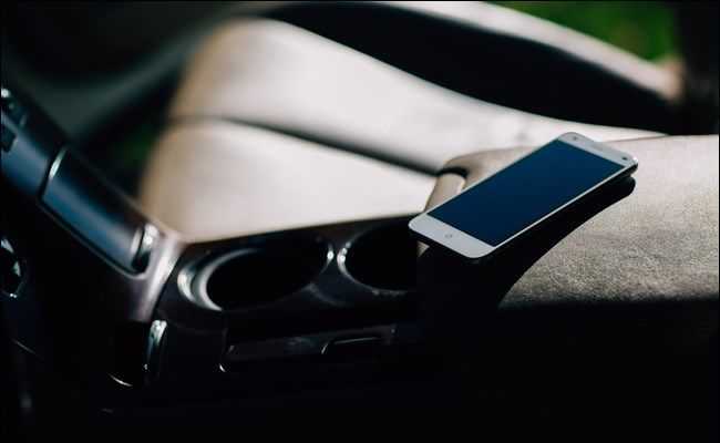 Телефон положен в перчаточный ящик автомобиля
